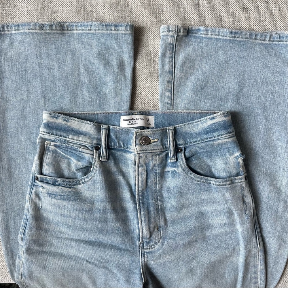 Abercrombie & Fitch Light Wash Flare Jean